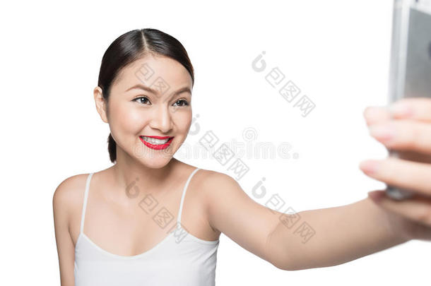 美丽的亚洲女人与复古化妆与红唇自拍照片隔离在白色背景。
