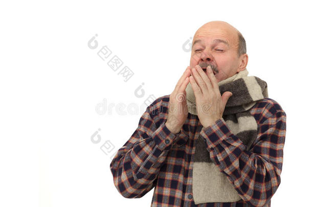 老人患感冒或肺炎。