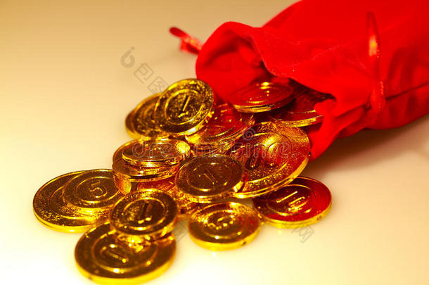 从红包里散落着一堆金币