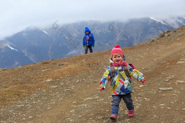 家庭冬季旅行-小女孩和男孩在山上徒步旅行