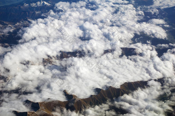 奥地利-2016年10月：阿尔卑斯山从飞<strong>机上</strong>看到，飞<strong>机上</strong>看到的群山