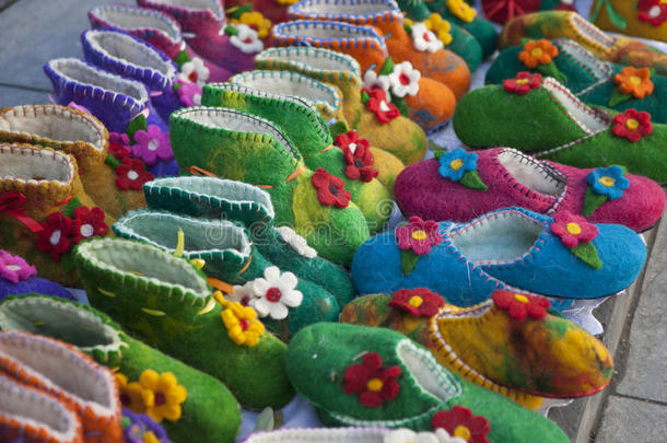 手工制作的彩色羊毛拖鞋或鞋子出售在第比利斯，格鲁吉亚，欧洲。