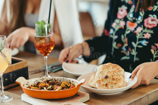 用虾和蔬菜砂锅<strong>盖</strong>着土耳其餐厅的桌子
