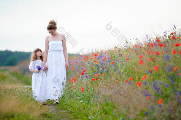 家庭散步，母亲和女儿在大自然中散步