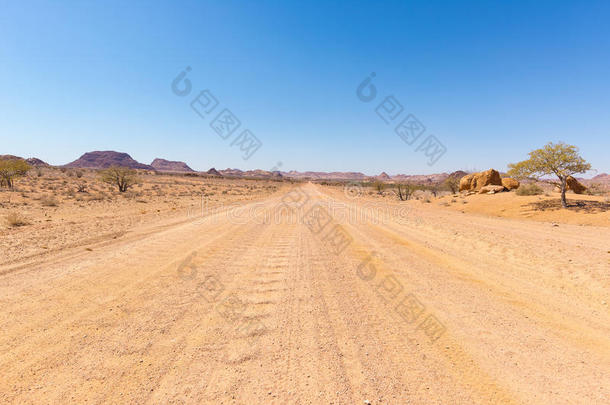 砾石4x4路穿越彩色沙漠在twyfelfontein，在雄伟的达马拉兰品牌，风景优美的旅游目的地