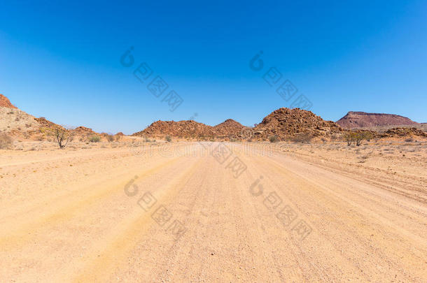 砾石4x4路穿越彩色沙漠在twyfelfontein，在雄伟的达马拉兰品牌，风景优美的旅游目的地