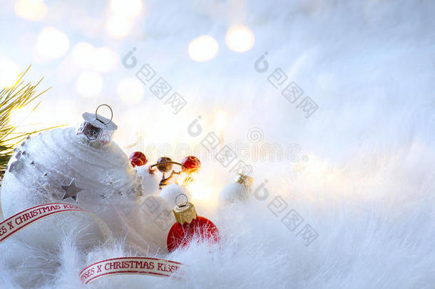 艺术圣诞节装饰和白色背景的树灯