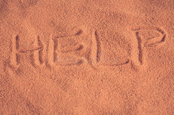`帮助`在沙子上铭文