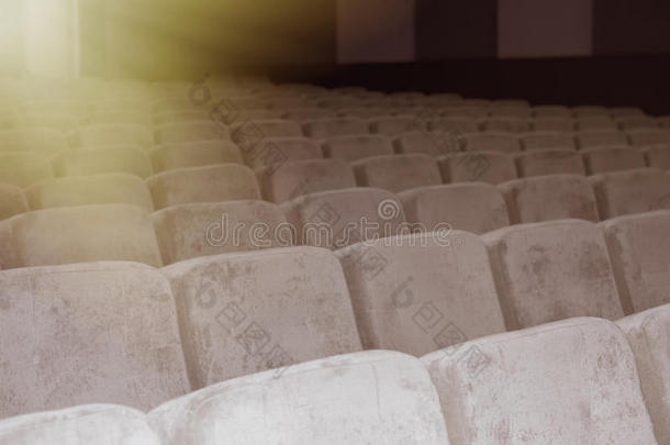带米色椅子的空礼堂，剧院或会议厅