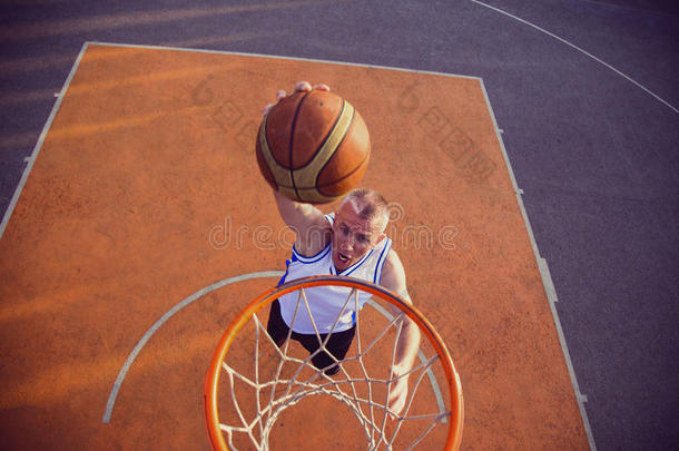 篮球街头球员灌篮