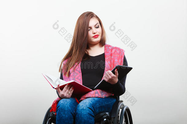 有平板电子书的残疾学生。