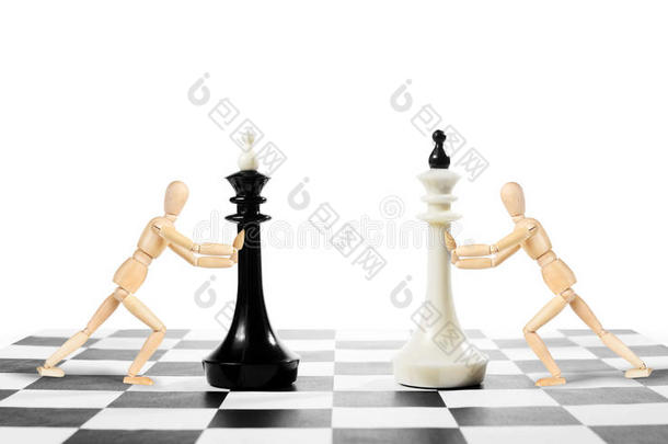 象棋比赛。 两个人在棋盘上移动国王