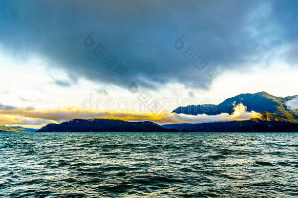 清晨的日出和<strong>黑云</strong>笼罩着哈里森湖