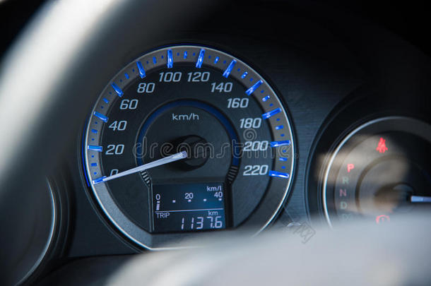 汽车仪表盘仪表板汽车控制照明面板速度显示，关闭和浅深度的领域