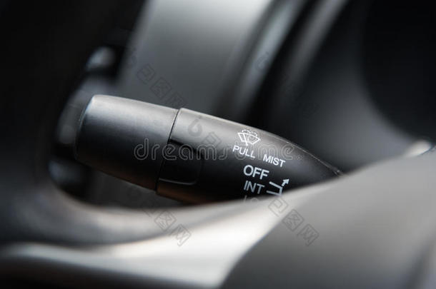 汽车<strong>仪表盘</strong>仪表板汽车控制照明面板速度显示，关闭和浅深度的领域