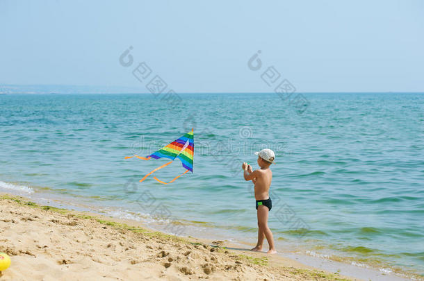 孩子在海边玩风筝