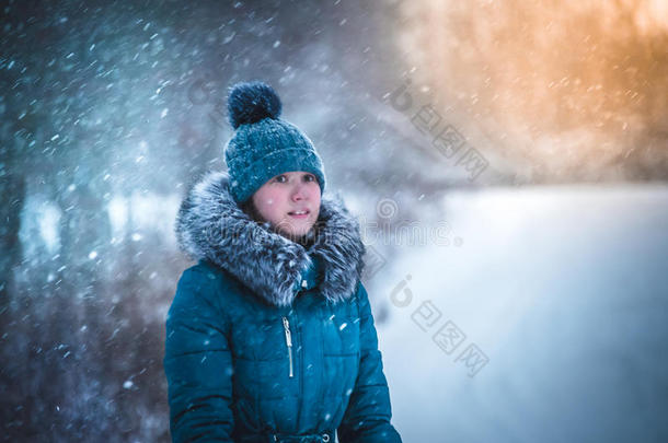 冬天公园里的女孩抓住雪花的手。 冬季景观。