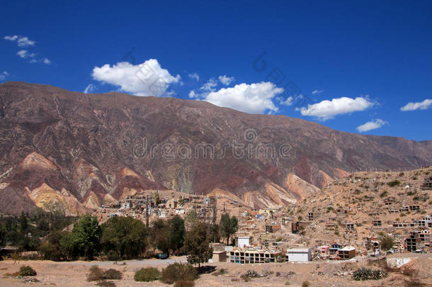 位于阿根廷胡马瓦卡山谷的墓地，靠近十四色山