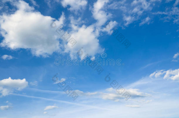 地平线上美丽的云景。 地平线上的云景。 白云和蓝天。