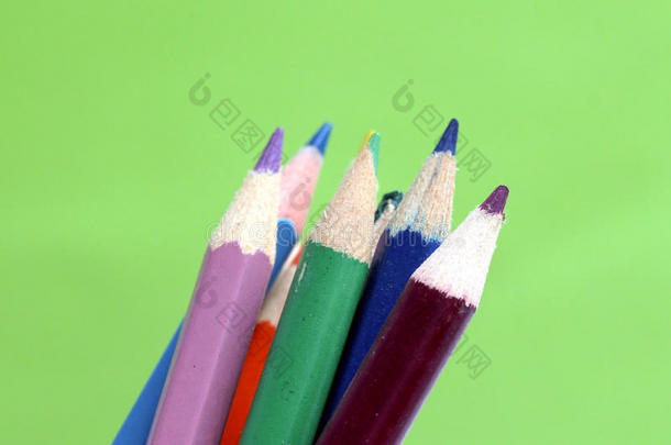 关闭宏观镜头的彩色铅笔堆铅笔笔尖