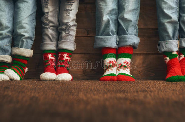 穿着袜子的<strong>脚上</strong>有圣诞装饰品