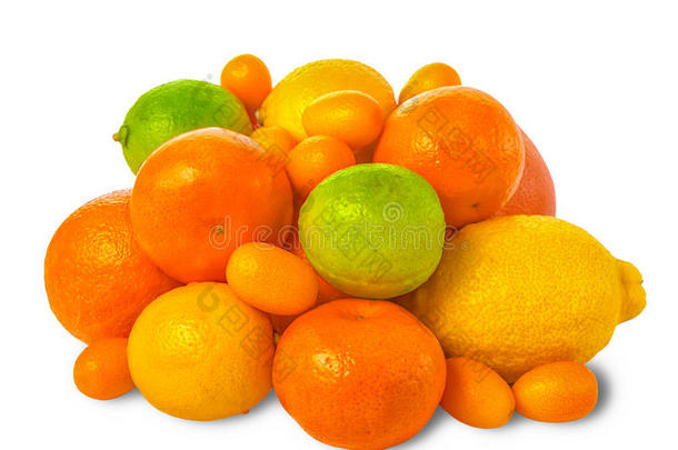 健康饮食和节食生活方式的概念与一堆不同的柑橘类水果隔离在白色背景上，特写