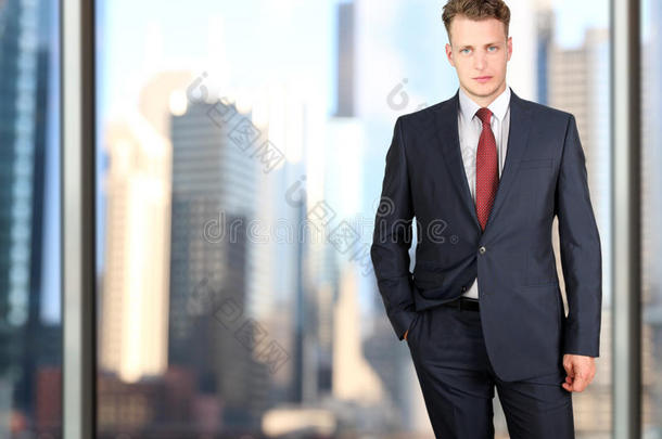 商业和办公室概念-优雅的年轻时尚男子穿着蓝色/海军西装