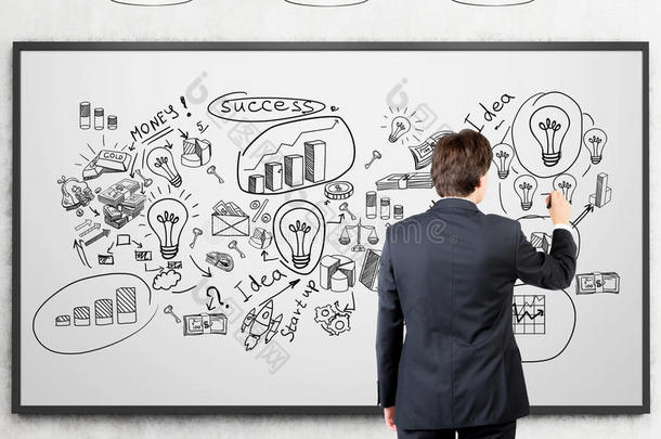 商人在白板上绘制成功的商业理念草图