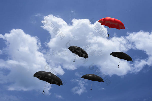 三维渲染：在许多黑色雨伞上漂浮的红色雨伞的插图，映衬着蓝天和云彩。 做生意，领导