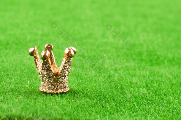 金色皇冠模型与珍珠