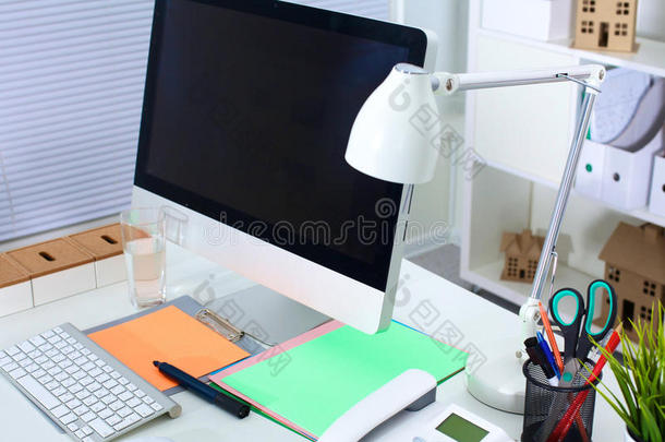 有电脑和文书工作的设计师办公桌
