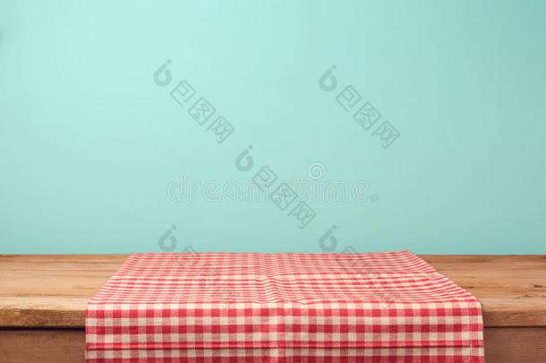 空木甲板桌子和红色检查桌布