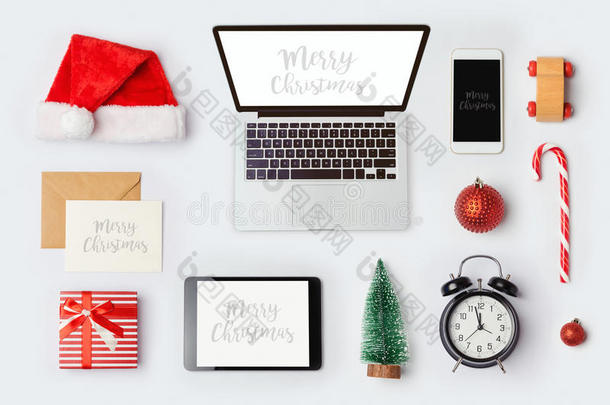 圣诞节模拟模板与笔记本电脑的品牌身份设计。 从上面看。