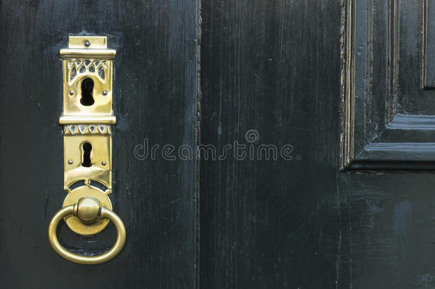 深绿色的门有金色的钥匙孔
