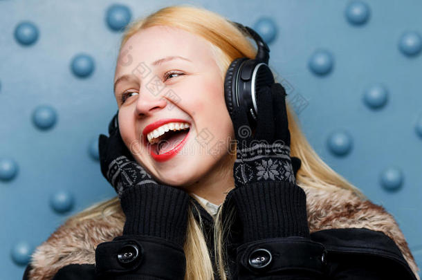 生姜快乐的女孩在耳机里享受音乐
