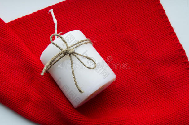 圣诞<strong>红领巾</strong>和一支白色蜡烛，用绳子绑着，复制空间。 圣诞节时间