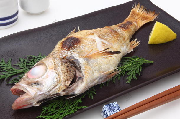 烤玫瑰色海鲈鱼加盐，日本食物加<strong>黄酒</strong>