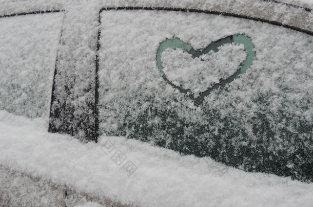 在车<strong>窗</strong>被<strong>雪</strong>覆盖的地方画一颗心
