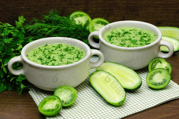 新鲜蔬菜的绿色汤泥。