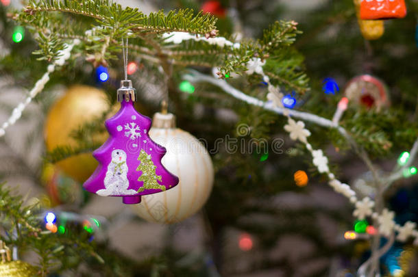 圣诞树玩具。紫色圣诞树树木装饰。
