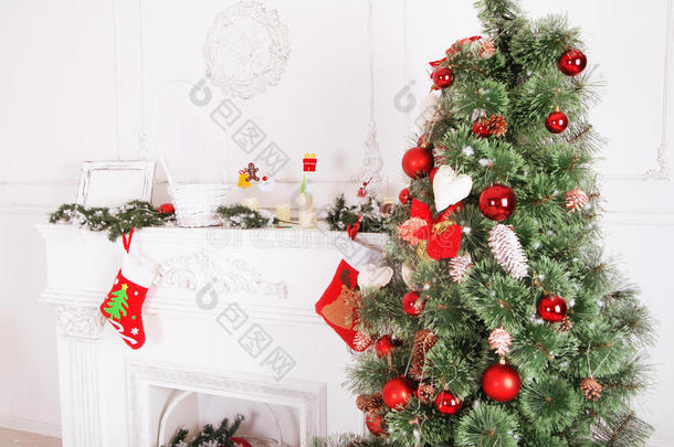 圣诞室内装饰与圣诞袜子，壁炉安