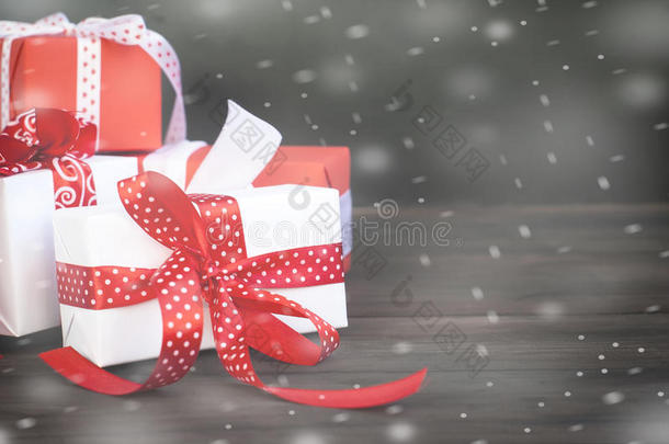 用红丝带、冷杉树枝、糖果和圣诞节绑着的礼品盒