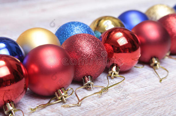 圣诞装饰孤立白色。红色和<strong>金色礼盒</strong>，带三个球、花卉装饰。俯视图。正方形构图。