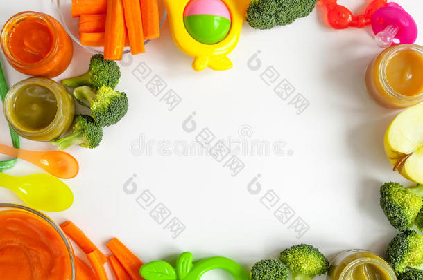 在白色背景的顶部视图上为婴儿烹饪蔬菜泥