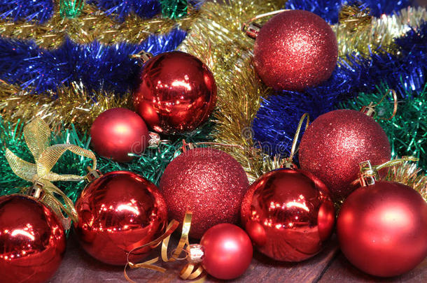 圣诞装饰白色。红色和金色礼盒，带三个球、花卉装饰。俯视图。正方形构图。