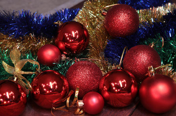圣诞装饰白色。红色和<strong>金色礼盒</strong>，带三个球、花卉装饰。俯视图。正方形构图。