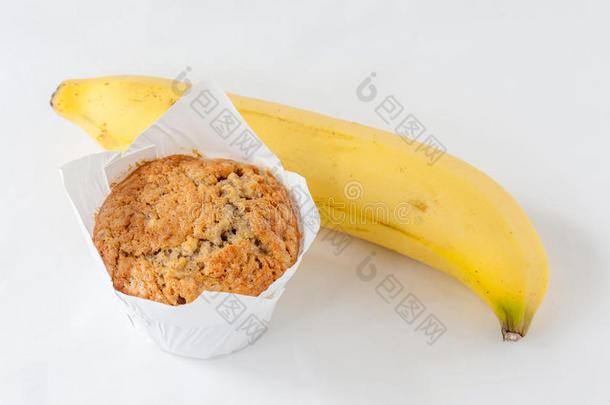 一杯美味的香蕉松饼和关键成分成熟的香蕉。