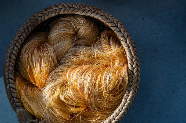 手工制作的生线丝衣黄蚕亚洲织物茧织造纱彩色纤维织机蠕虫原料丝滑