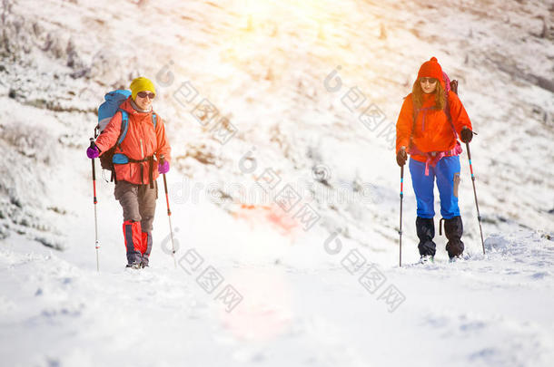登山者在雪坡上。