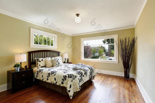 舒适的卧室内部。 大床与花卉图案床上用品